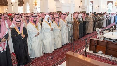 أمير الرياض ووزير الداخلية يؤديان صلاة الميت على الفريق سعود الهلال