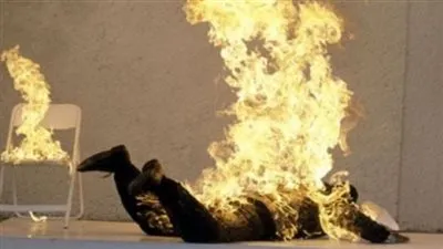 رجل يشعل النيران في نفسة لعدم قدرته على دفع الأقساط المدرسية لابنته