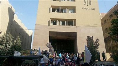 وسط حراسة مشددة.. وصول منى فاروق وشيما الحاج لمحكمة مدينة نصر لنظر تجديد حبسهما