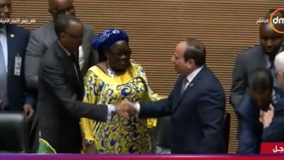 لحظة تسلم السيسي رئاسة الاتحاد الإفريقي (فيديو)