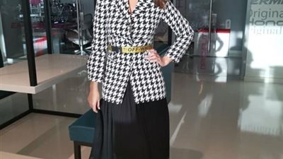 للمرأة العاملة.. اقتبسي إطلالتك من الإعلامية مريم سعيد