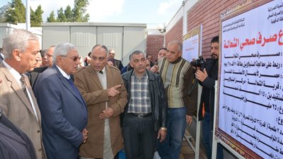 محافظ الدقهلية مداعباً أحد مواطني السنبلاوين 