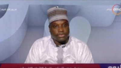 شاهد.. لأول مرة إعلامي إفريقي يقدم برنامجًا على 