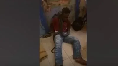 شاهد.. شرطة إندونيسيا تعذب معتقلا باستخدام أفعى... والسلطات تبرر 