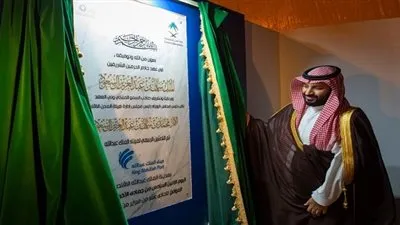 محمد بن سلمان يفتتح ميناءً تُشغّل ساحة حاوياته فتيات سعوديات بالكامل