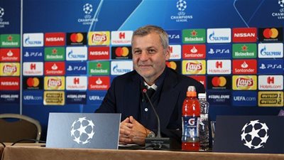 قبل مواجهة برشلونة.. مدرب ليون يقع في ورطة كبيرة