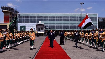 الرئيس يعود إلى أرض الوطن عقب ترؤسه لقمة الاتحاد الأفريقي (صور)