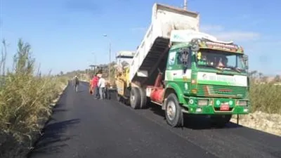 تركيب أعمدة إنارة جديدة ورفع كفاءة الطرق بالبحيرة (صور)