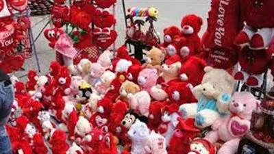 رئيس شعبة الأدوات المكتبية يكشف سبب ارتفاع أسعار هدايا عيد الحب