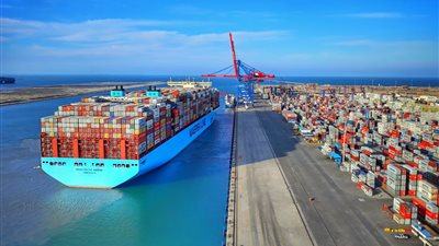 أول عبور لقناة السويس.. السفينة العملاقة Maastricht Maersk ترسو بميناء شرق بورسعيد 