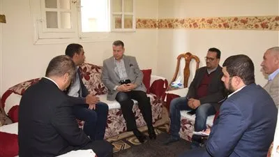 بعد تلقيه رسالة.. محافظ بني سويف يزور أسرة لديها 3 أبناء مصابين بمرض 