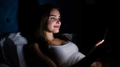 احذري.. ضوء الهاتف يُتلِف عينيكِ ويُعجل من شيخوخة بشرتك!