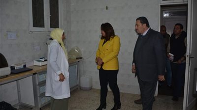 محافظ دمياط تقوم بجولة ميدانية مفاجئة.. تحيل أطباء متغيبين للتحقيق وتكرم فني تحاليل 