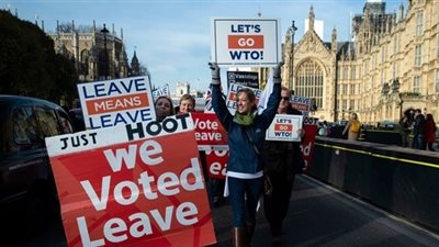 بريطانيا: 40 سفيرا سابقا يدعون ماي للتريث بالخروج من الاتحاد الأوروبي