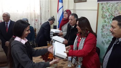 محافظ دمياط ووكيل التعليم يسلمان التابلت لطلاب الصف الأول الثانوي (صور)