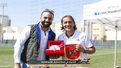 الأهلي يهدي درعه وعلمه لـ