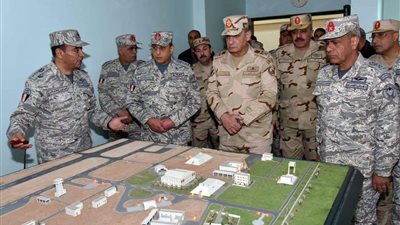 وزير الدفاع يتفقد مراحل الإعداد والتأهيل العلمي لطلبة الكلية الجوية