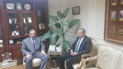  مدير صندوق تطوير المناطق العشوائية يبحث تطوير المناطق غير الآمنة بأسيوط