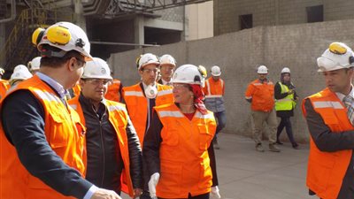 وزيرة البيئة تتفقد المنشآت الصناعية بجنوب القاهرة (صور)