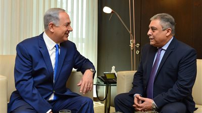 شاهد.. فضيحة عم 