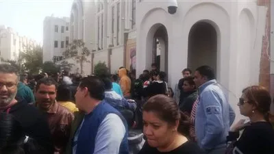 توافد أقباط البحر الأحمر لحضور مراسم دفن الأنبا ثاؤفيلس (صور)