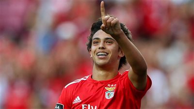 كبار أوروبا يتصارعون على جوهرة بنفيكا 