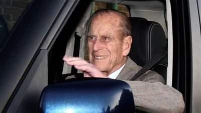 زوج ملكة انجلترا يتنازل عن رخصة قيادته الشخصية للسيارات (فيديو)