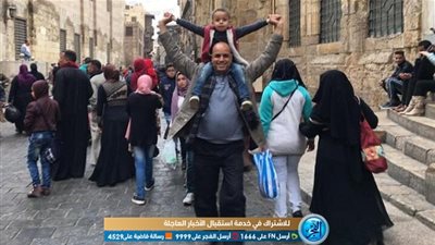 رواد المعز يتحدون الطقس العاصف.. وأحد الزائرين: الأجواء باريسية (صور)