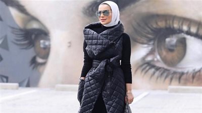 طرق تنسيق المعاطف الضخمة على طريقة مدونات الموضة المحجبات (صور)