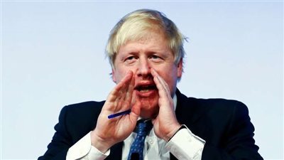 شاهد.. شقيقة وزير الخارجية البريطاني السابق تتعرى على الهواء