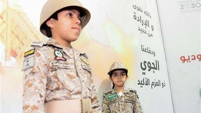 أبناء الجنود بالزي العسكري في معرض وزارة الدفاع بتبوك