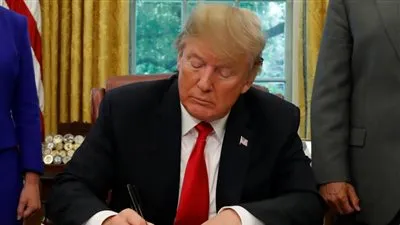 ترامب يوقع إعلان الطوارئ على الجدار الحدودي