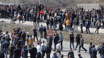 عاجل.. متظاهرون ألبانيون يحاولون اقتحام مبنى حكومي ويطالبون بتنحي 