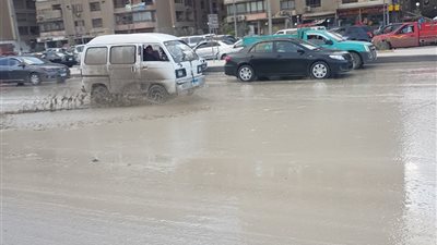 كثافات مرورية بمنطقة شق الثعبان إثر كسر ماسورة مياه (صور)
