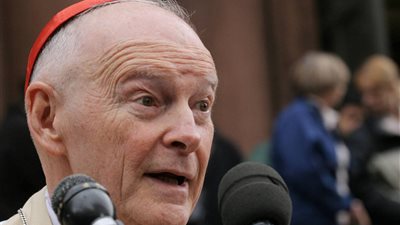 الفضائح الجنسية تطيح بأرفع مسؤول في الفاتيكان