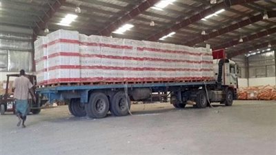 الهلال الأحمر الإماراتي يسير قافلة إغاثة إلى أهالي مديرية أحور