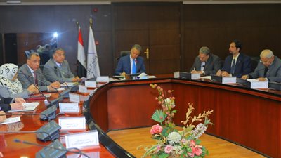 وزير النقل: تنفيذ 6 محاور على النيل لتنمية صعيد مصر وربط الطرق الرئيسية شرق وغرب 