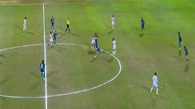 هفوة قاتلة من حارس إنبي تمنح الزمالك الهدف الأول بتوقيع المغربي بوطيب (فيديو)