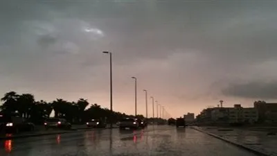 توقعات بسحب رعدية ممطرة على عدة مناطق بالمملكة.. الإثنين