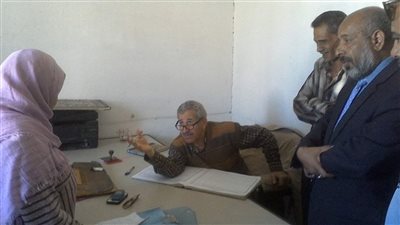 رئيس مدينة القصير يحيل 4 موظفين بمكتب التموين إلى التحقيق (صور)