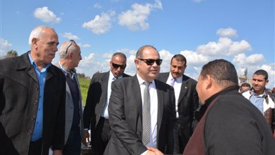 محافظ الغربية يتفقد تنفيذ مبادرة حياة كريمة في قرية بالمحلة الكبرى (صور)