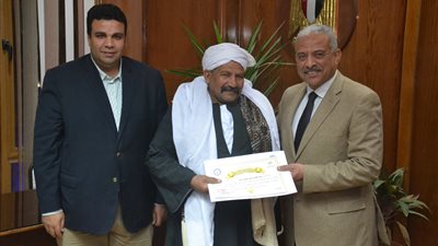 محافظ السويس يكرم العاملين الذين بلغوا سن المعاش (صور)