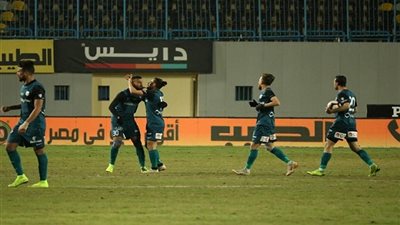 مدافع إنبي يبصق على جمهور الزمالك