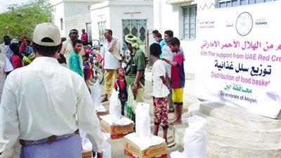 الهلال الأحمر الإماراتي يقدم مساعدات غذائية لأبناء مديرية أحور بأبين