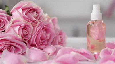 جربي وصفات ماء الورد الطبيعية للعناية الكاملة بالشعر