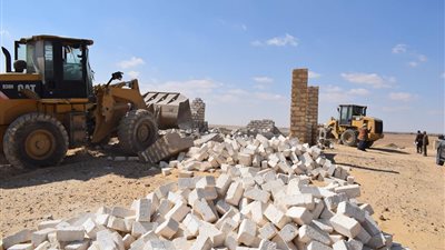 إزالة 20 حالة تعد بالبناء على أملاك الدولة والأراضي الزراعية بالمنيا