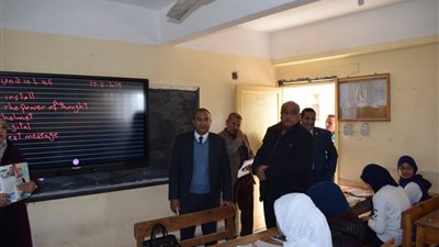 إدارات المنيا التعليمية توزع أجهزة التابلت على طلاب المدارس
