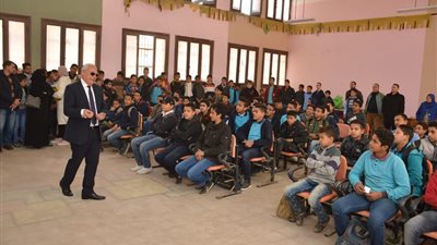 محافظ بورسعيد يتابع سير العملية التعليمية بمدارس المحافظة