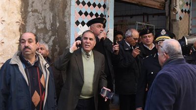 سكرتير عام محافظة الإسكندرية ينتقل إلى مكان سقوط العقار المُنهار بكرموز (صور)