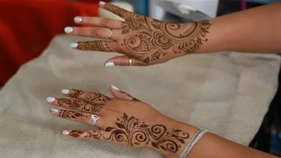 أحدث أشكال نقوش حناء عرايس باللون الذهبي 2019 (صور)